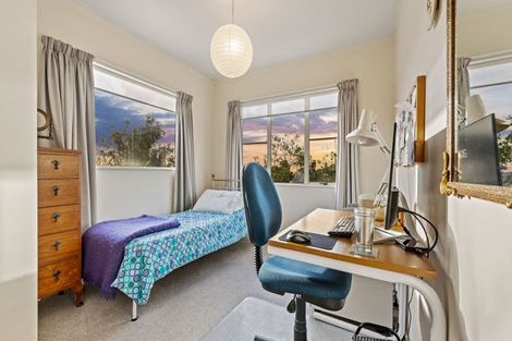 Photo of property in 2/30 Sunset Road, Unsworth Heights, Auckland, 0632