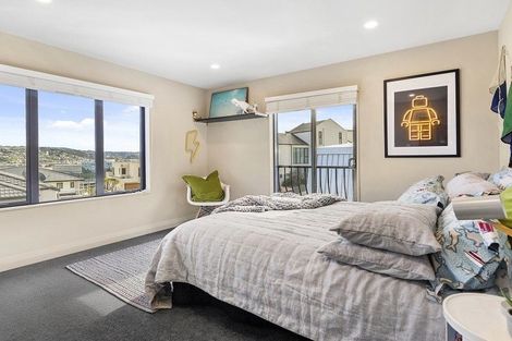 Photo of property in 5 Bunker Way, Strathmore Park, Wellington, 6022