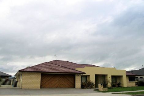 Photo of property in 10 Holcombe Drive, Paraparaumu, 5032