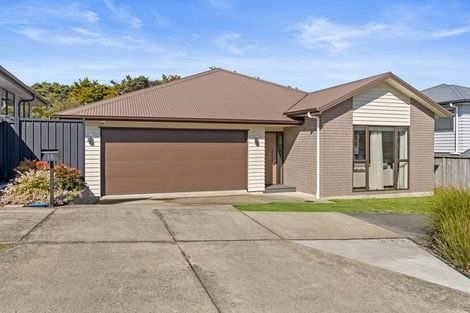 Photo of property in 10 Blatina Drive, Kumeu, 0810
