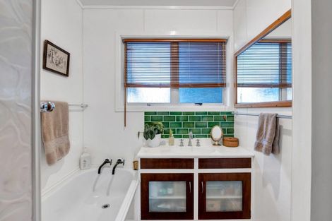Photo of property in 5a Marina Grove, Frankleigh Park, New Plymouth, 4310