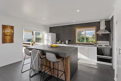 Photo of property in 5 Freyberg Crescent, Waikanae Beach, Waikanae, 5036