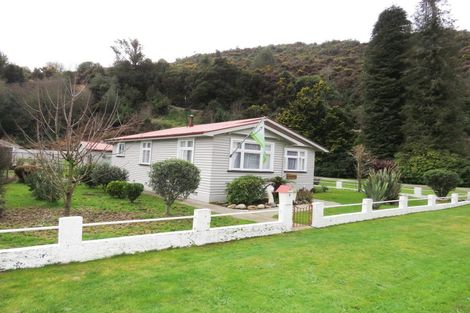 Photo of property in 4 Broadway, Reefton, 7830