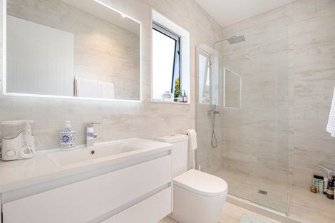 Photo of property in 16 Walter Ruddock Avenue, Kumeu, 0810