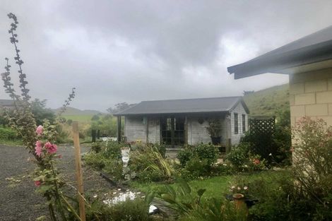 Photo of property in 2 Te Ara Karoiroa Road, Hurford, New Plymouth, 4374