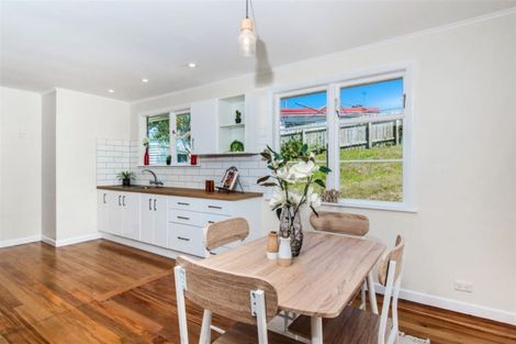 Photo of property in 38 Lyndfield Lane, Newlands, Wellington, 6037