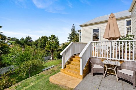 Photo of property in 13 Roslyn Road, Bluff Hill, Napier, 4110