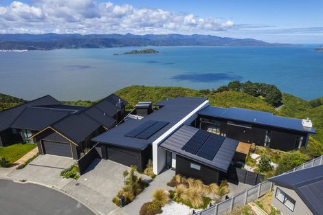 Photo of property in 17 Promontory Crescent, Newlands, Wellington, 6037