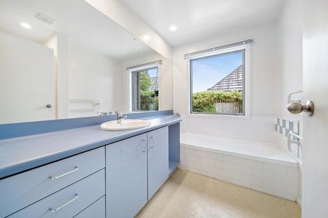 Photo of property in 83 Cedar Drive, Kelvin Heights, Queenstown, 9300