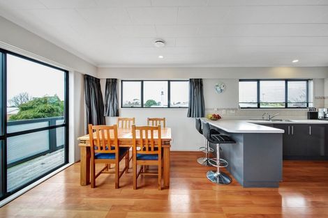 Photo of property in 25 Truby King Street, Merrilands, New Plymouth, 4312