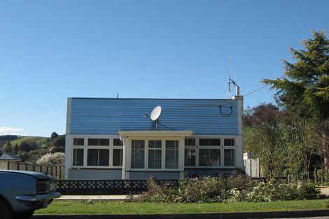 Photo of property in 16 Paraekaretu Street, Hunterville, 4730