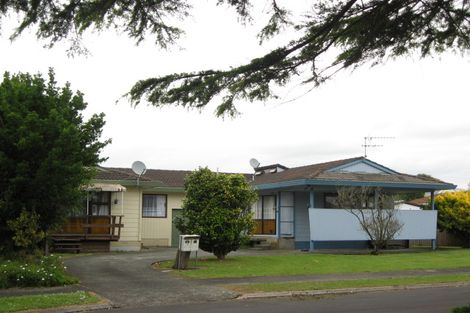 Photo of property in 2/8 Kirrama Place, Conifer Grove, Takanini, 2112