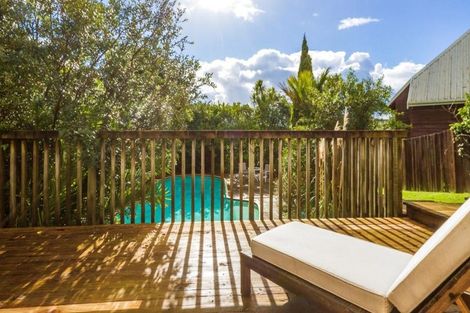 Photo of property in 3 Beulah Avenue, Rothesay Bay, Auckland, 0630