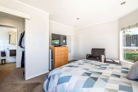 Photo of property in 6a Handley Avenue, Narrow Neck, Auckland, 0624