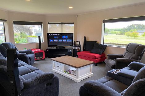 Photo of property in 18 Glen Bay Close, Pinehill, Auckland, 0632