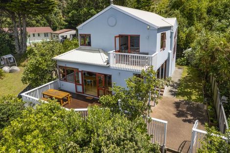 Photo of property in 61 Breaker Bay Road, Breaker Bay, Wellington, 6022
