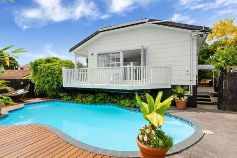 Photo of property in 2/10 Landsberg Way, Windsor Park, Auckland, 0632