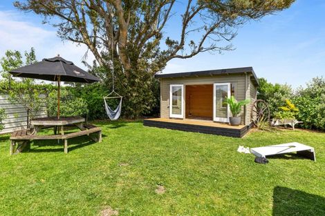 Photo of property in 27 Clarks Beach Road, Clarks Beach, 2122