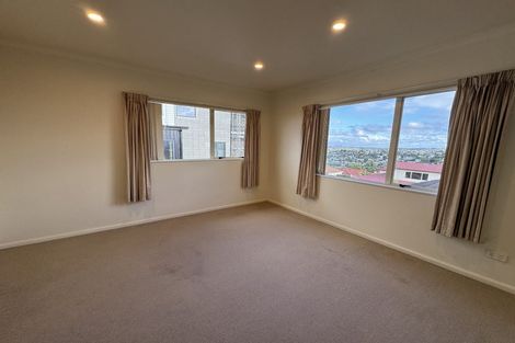 Photo of property in 4 Highgrove Lane, Totara Vale, Auckland, 0632