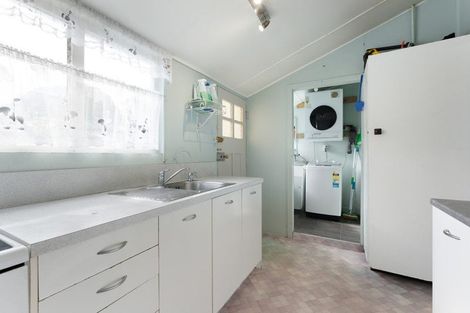 Photo of property in 16 Carlton Avenue, Gonville, Whanganui, 4501