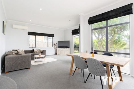 Photo of property in 5 Bennett Grove, Newlands, Wellington, 6037