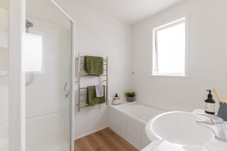 Photo of property in 33 Dawnhaven Drive, Te Atatu Peninsula, Auckland, 0610