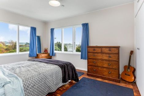 Photo of property in 1 Derby Place, Cannons Creek, Porirua, 5024