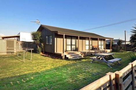 Photo of property in 23 Roore Street, Foxton Beach, Foxton, 4815