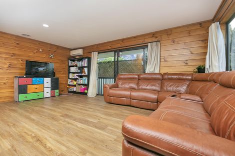 Photo of property in 2/21 Tahu Crescent, Sunnynook, Auckland, 0620
