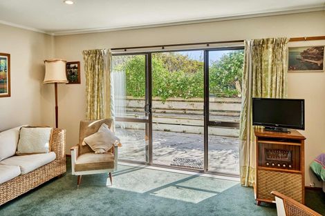 Photo of property in 20 Grays Road, Plimmerton, Porirua, 5026