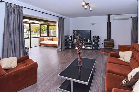 Photo of property in 12 Seaward Place, Wattle Downs, Auckland, 2103