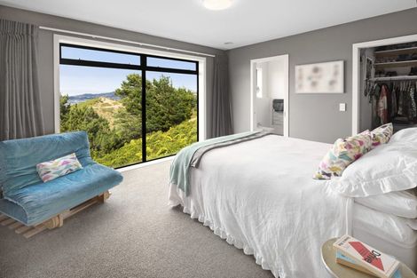 Photo of property in 16 Piper Way, Newlands, Wellington, 6037