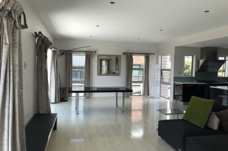 Photo of property in 32 Namsan Close, Fairview Heights, Auckland, 0632