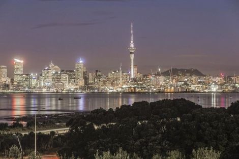 Photo of property in 39 Sylvan Avenue, Northcote, Auckland, 0627