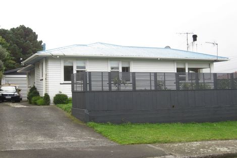 Photo of property in 8 Balmain Street, Newlands, Wellington, 6037