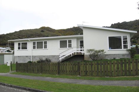 Photo of property in 2 Kendal Grove, Wainuiomata, Lower Hutt, 5014