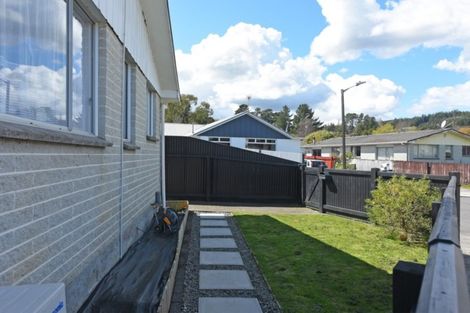 Photo of property in 5b Sequoia Place, Maoribank, Upper Hutt, 5018