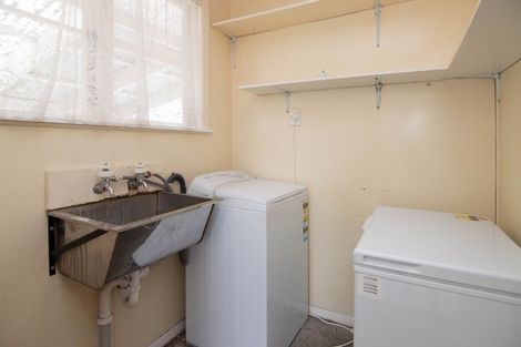 Photo of property in 18 Montrose Place, Takaro, Palmerston North, 4412