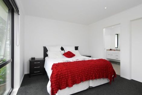 Photo of property in 2 Dame Nganeko Drive, Glenbrook, 2681