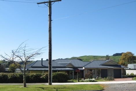 Photo of property in 20 Paraekaretu Street, Hunterville, 4730