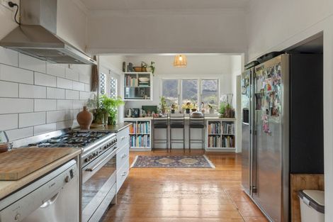 Photo of property in 14 Broadway, Picton, 7220