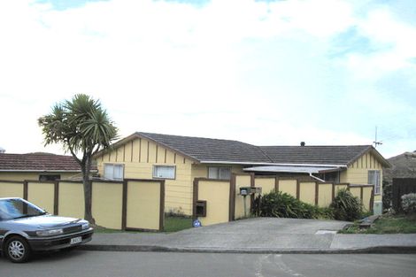 Photo of property in 20 Cheltenham Terrace, Newlands, Wellington, 6037