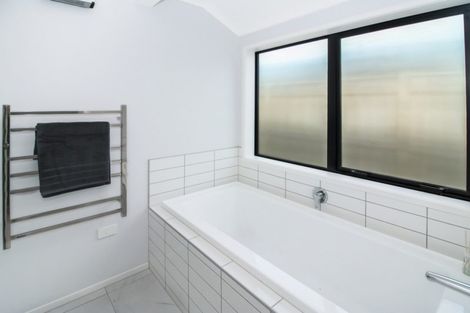 Photo of property in 2 Ongarui Close, Whalers Gate, New Plymouth, 4310