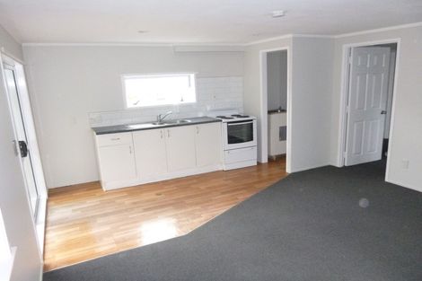 Photo of property in 22 Raymond Terrace, Northcote, Auckland, 0627