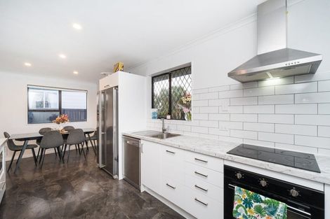 Photo of property in 21 Lyndale Place, Kelvin Grove, Palmerston North, 4414