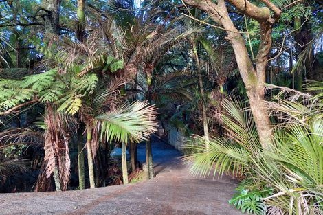 Photo of property in 323 Glenfield Road, Glenfield, Auckland, 0629