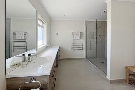 Photo of property in 5 Pukenamu Road, Rainbow Point, Taupo, 3330