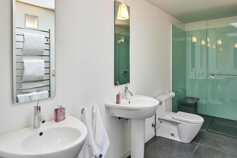 Photo of property in Orient Flats, 348 Oriental Parade, Oriental Bay, Wellington, 6011