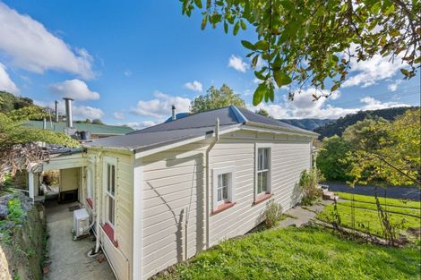 Photo of property in 15 Milton Terrace, Picton, 7220