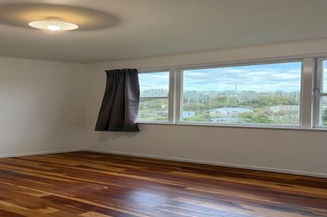 Photo of property in 147 Ruskin Road, Newlands, Wellington, 6037